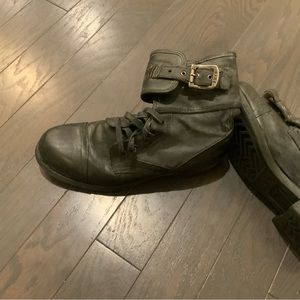 Mens Frye punk/engineer capote size 10